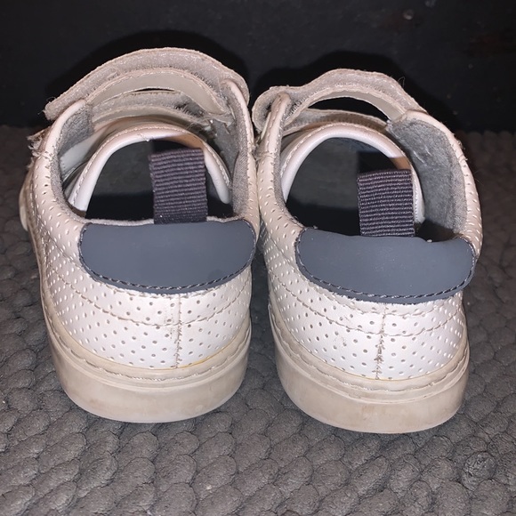 Boys velcro shoes from Gap! - Picture 4 of 8